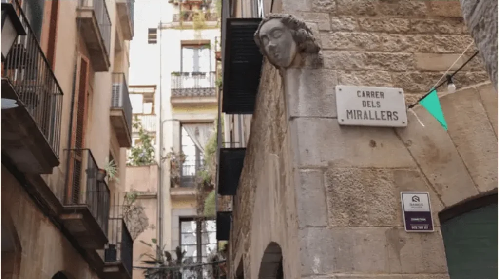 carassa de mujer en la calle mirallers barcelona