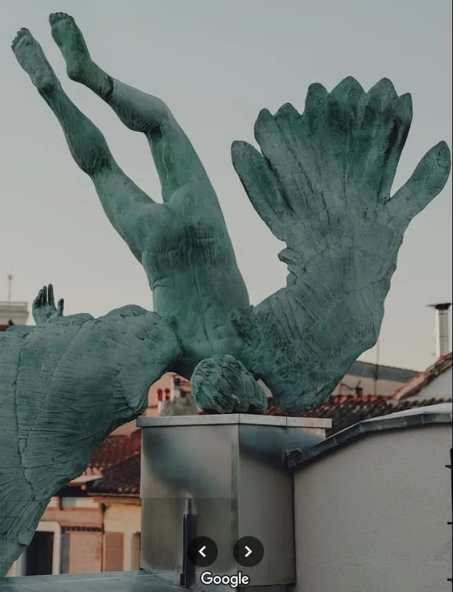 escultura de hombre alado accidentado en madrid