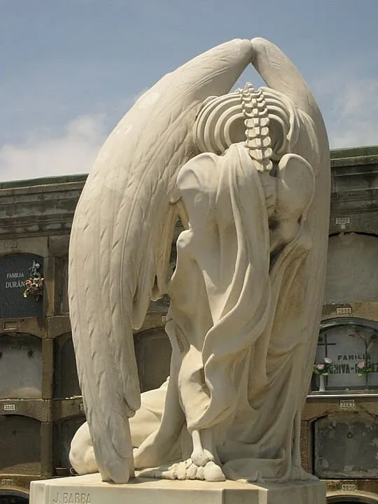 escultura de el beso de la muerte en el cementerio de poblenou _ esqueleto de espalda
