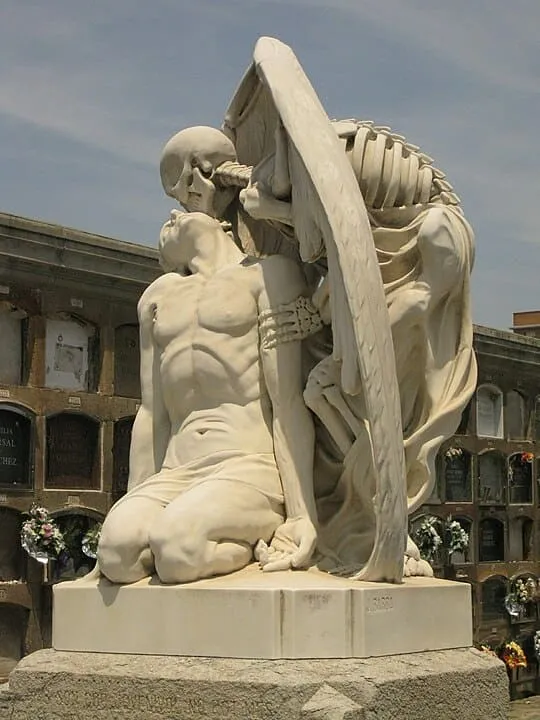 escultura de el beso de la muerte en el cementerio de poblenou _ de frente