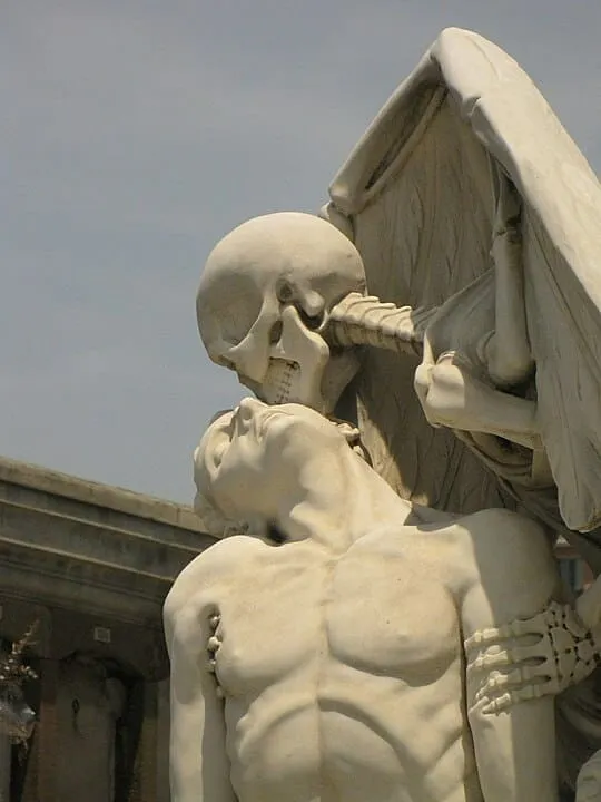 escultura de el beso de la muerte en el cementerio de poblenou _ acercamiento al beso