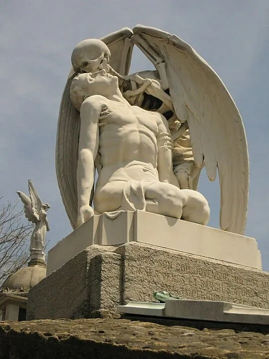 escultura de el beso de la muerte en el cementerio de poblenou _de frente