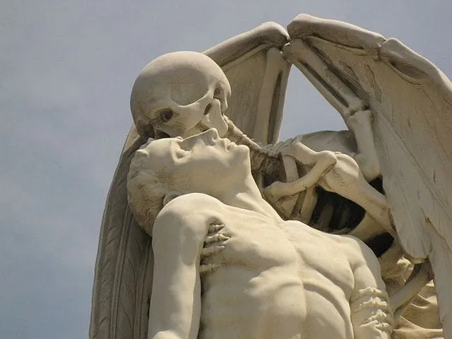 escultura de el beso de la muerte en el cementerio de poblenou barcelona