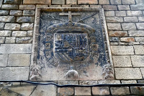 escudo de la santisima inquisicion en el barrio gotico de barcelona