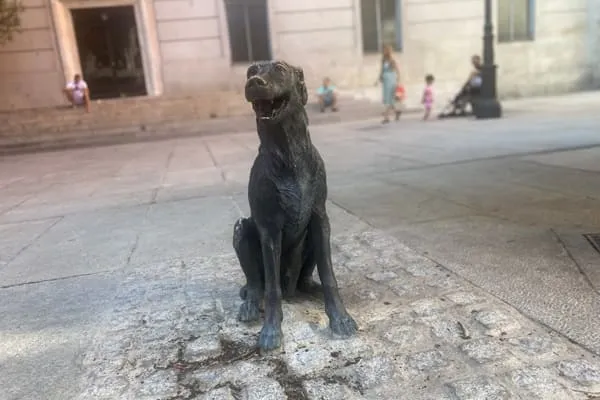 estatua del perro paco en madrid