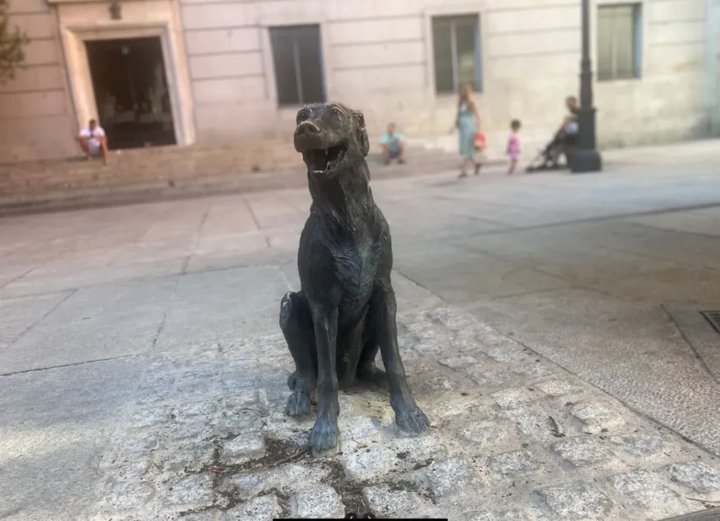 estatua-del-perro-paco-en-madrid-espana