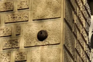 Bomba sin detonar incrustada en una casa de barcelona