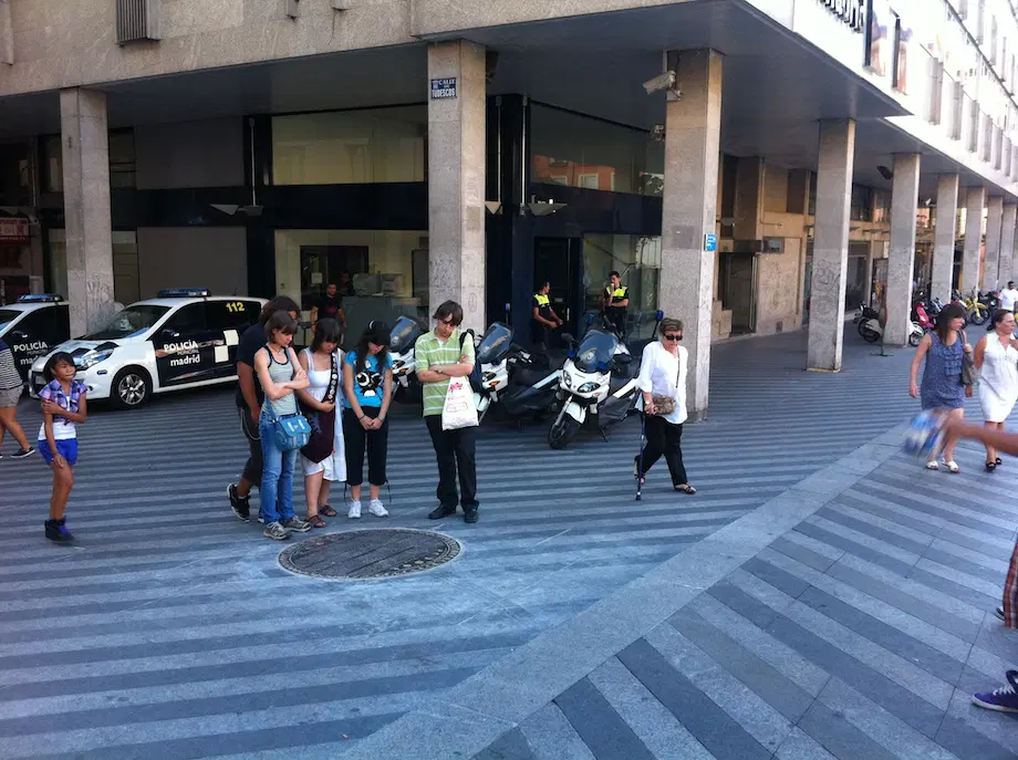 personas-en-plaza-de-la-luna-madrid_kcymaerxthaere