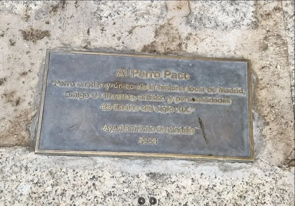 placa conmemorativa del monumento a perro paco en madrid españa