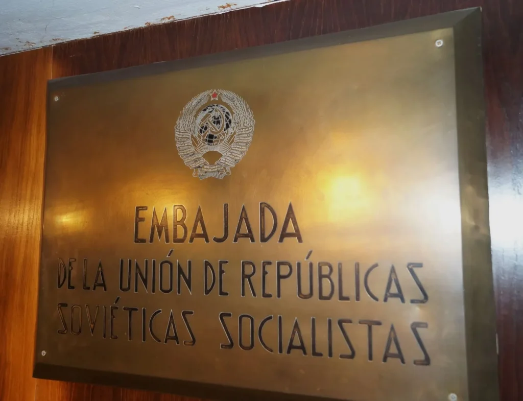 placa-de-la-embajada-en-el-bunker-sovietico-en-barcelona