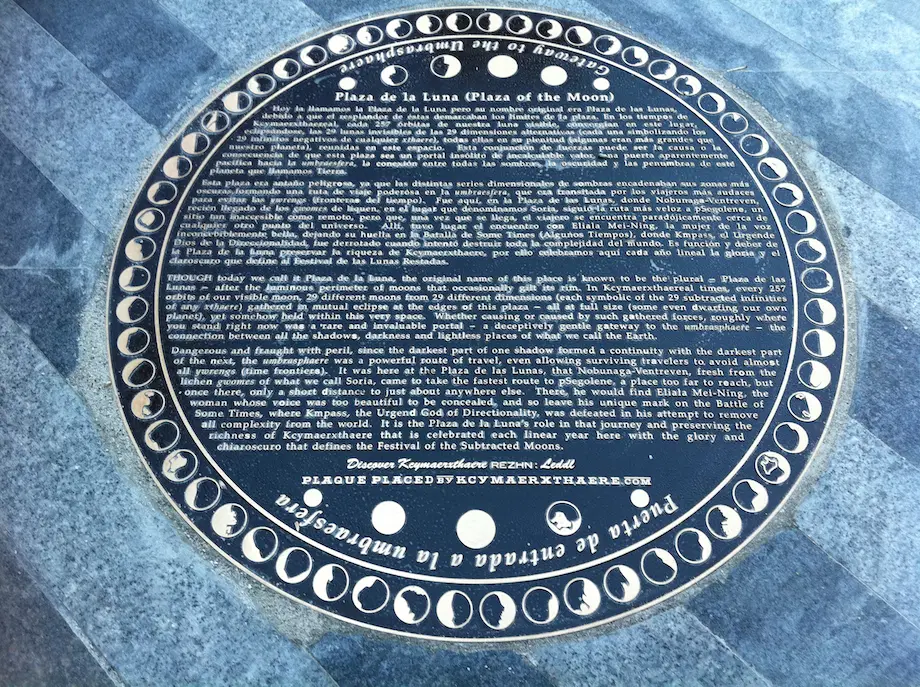 placa-en-la-plaza-de-la-luna-proyecto-kcymaerxthaere_madrid