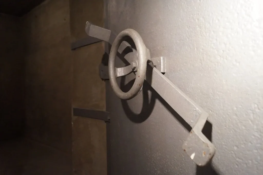 puerta-del-bunker-sovietico-en-barcelona