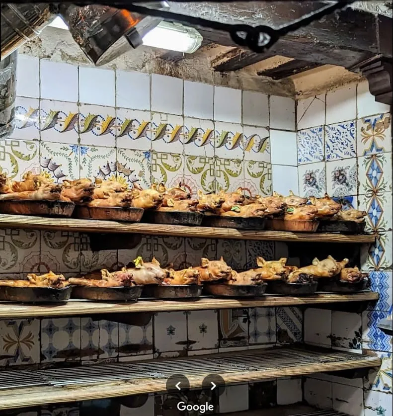 cabezas de cochinillos en restaurante sobrino de botin