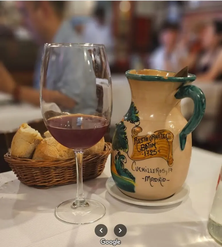 jarra y copa de vino en restaurante sobrino de botin madrid