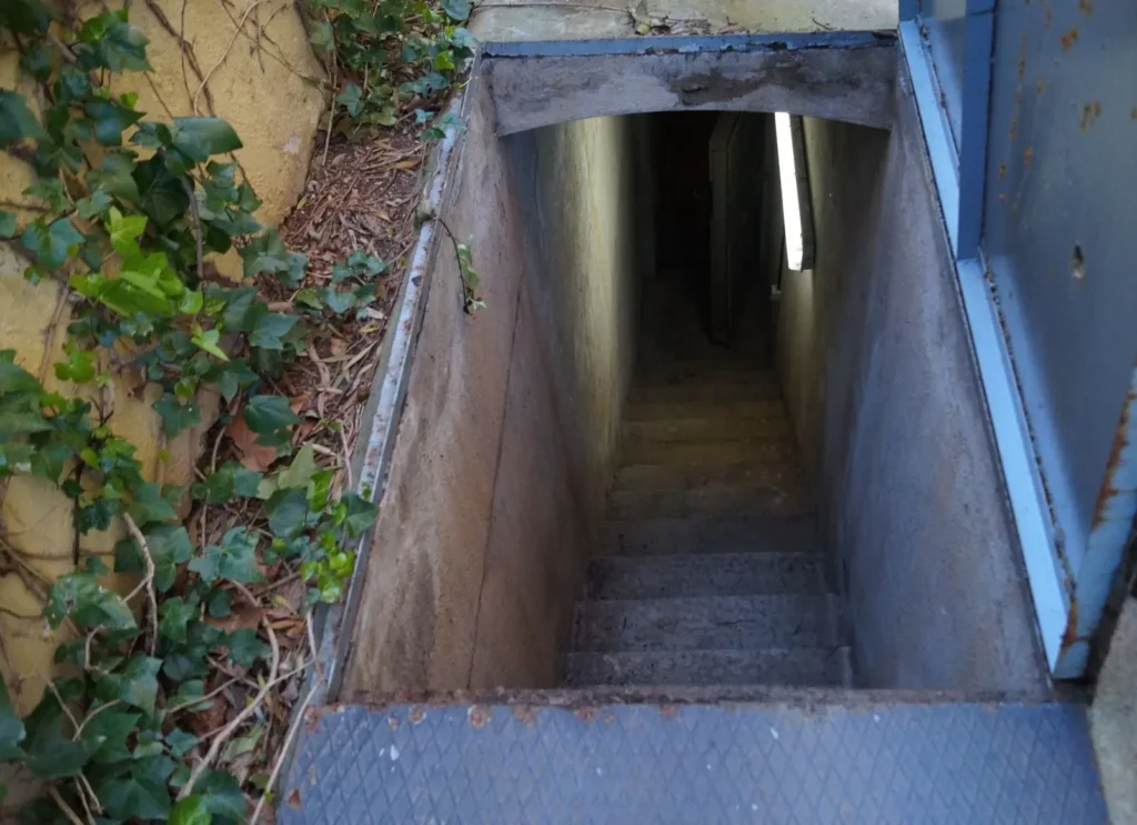 salida-trasera-del-bunker-sovietico-en-barcelona