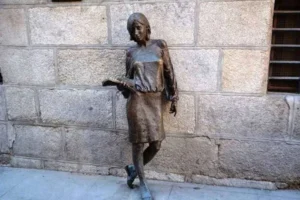 escultura tras julia en madrid