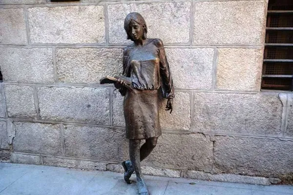 escultura tras julia en madrid