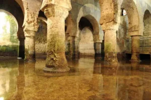 Vista-del-interior-del-edificio-al-fondo-a-la-derecha-el-muro-de-la-qibla_aljibe-arabe-caceres
