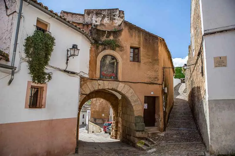 horcina y farola en el arco del cristo caceres