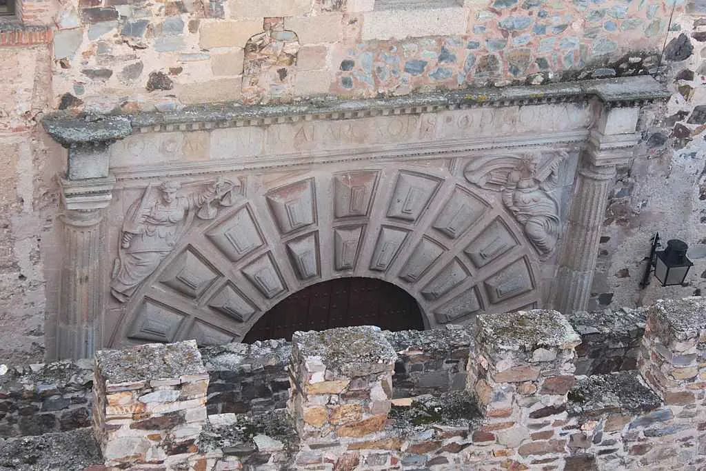 portico trasero del palacio episcopal de caceres