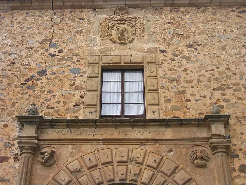 El Misterioso P rtico En Una Estrecha Calle De C ceres