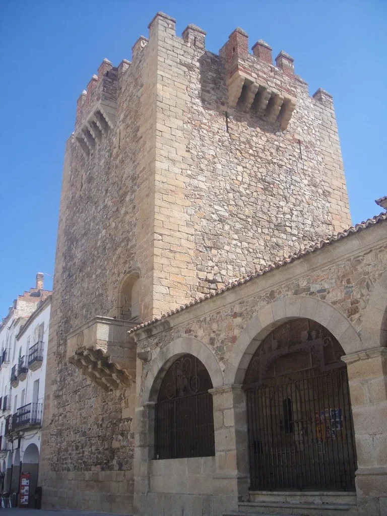 Torre de bujaco en la plaza mayor de caceres
