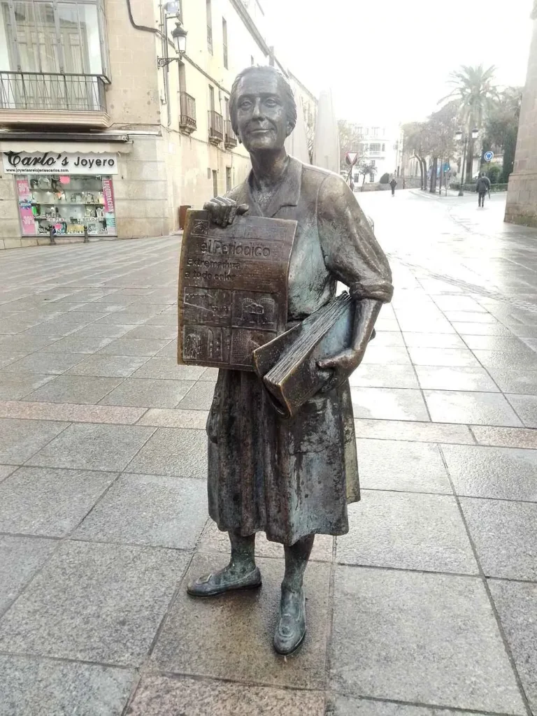 Dedicada a la ultima persona que vendió periodicos a voces en la ciudad de Cáceres