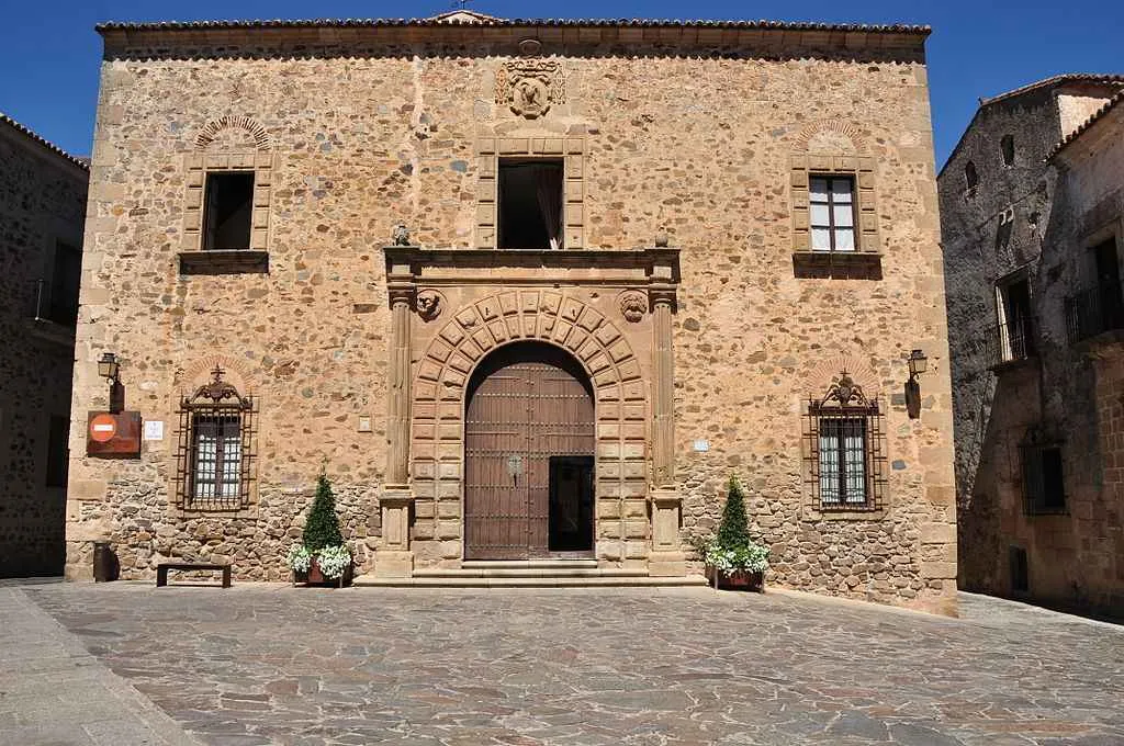 fachada delantera del palacio episcopal