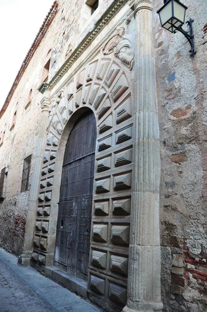 Palacio_Episcopal_Caceres_fachada_trasera