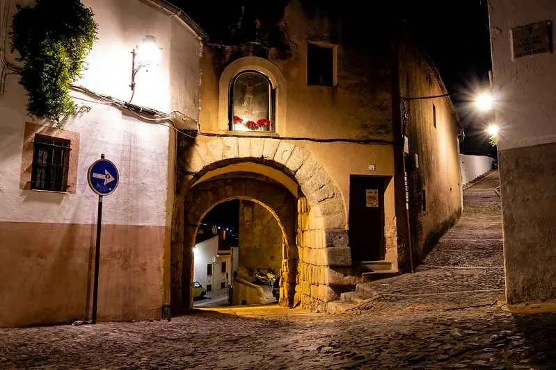 horcina y farola en el arco del cristo de noche