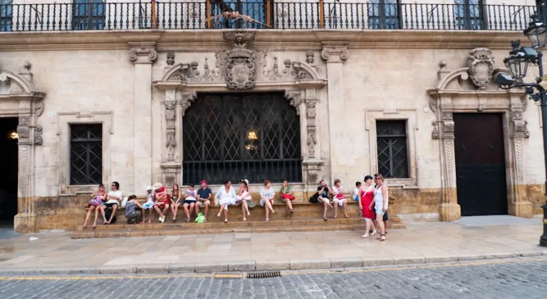 turistas sentados en el banco de los vagos