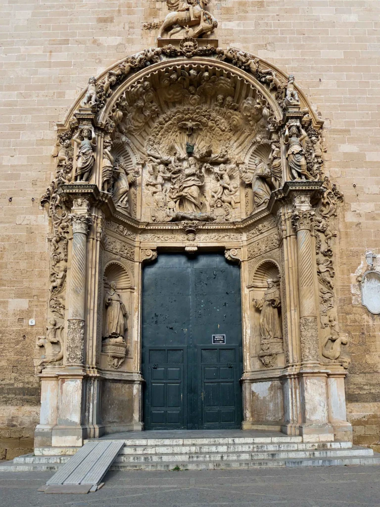 esculturas en la fachada principal de la basilica de san francico en palma de mallorca