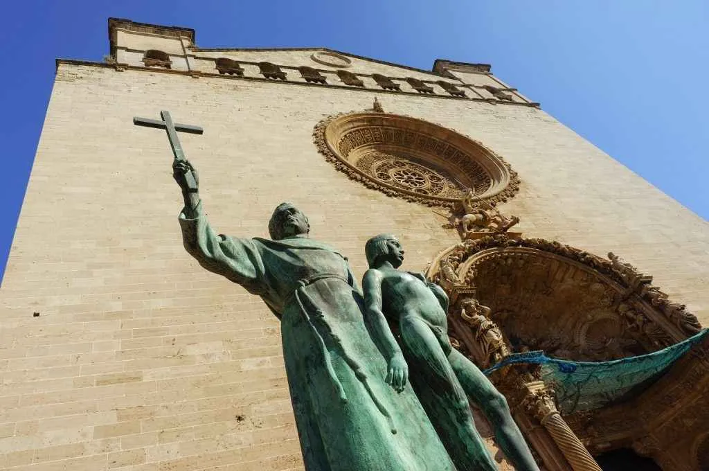 estatua de fray Junípero Serra en palma de mallorca