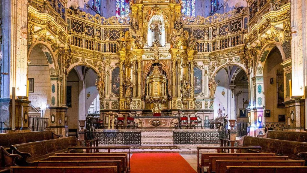 interior de la basilica de san francisco en palma de mallorca