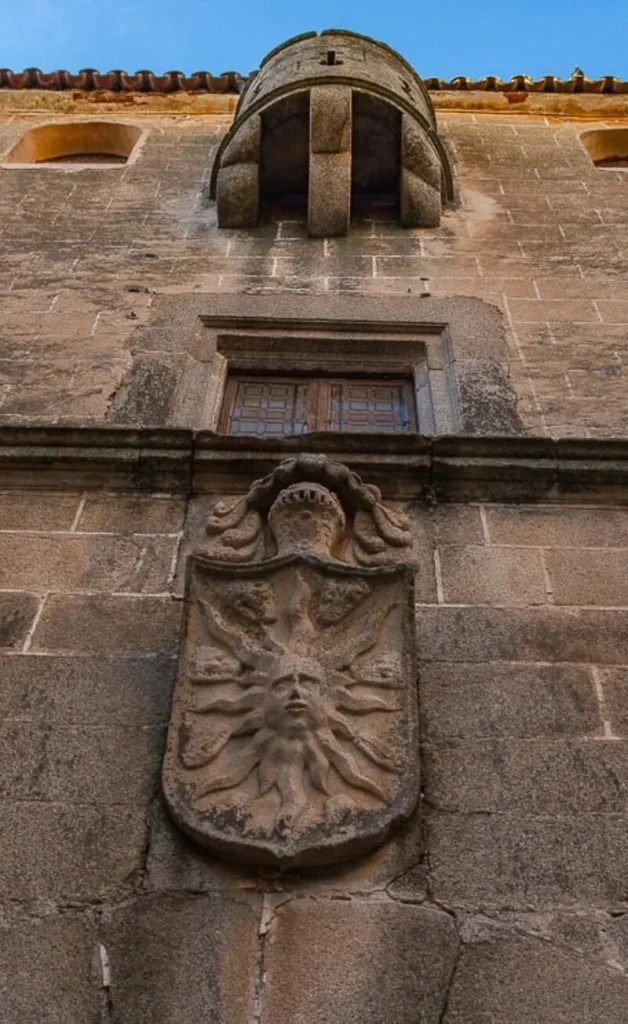 fachada de la casa de los solis en caceres