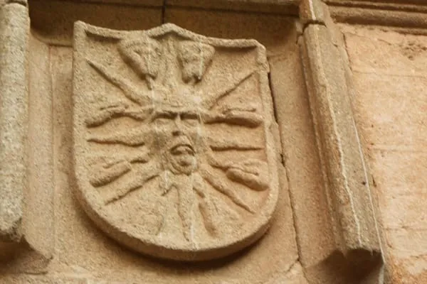 escudo de armasdel sol en caceres fachada lateral