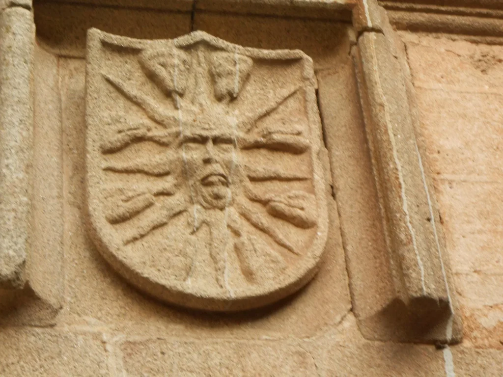 escudo de armasdel sol en caceres fachada lateral