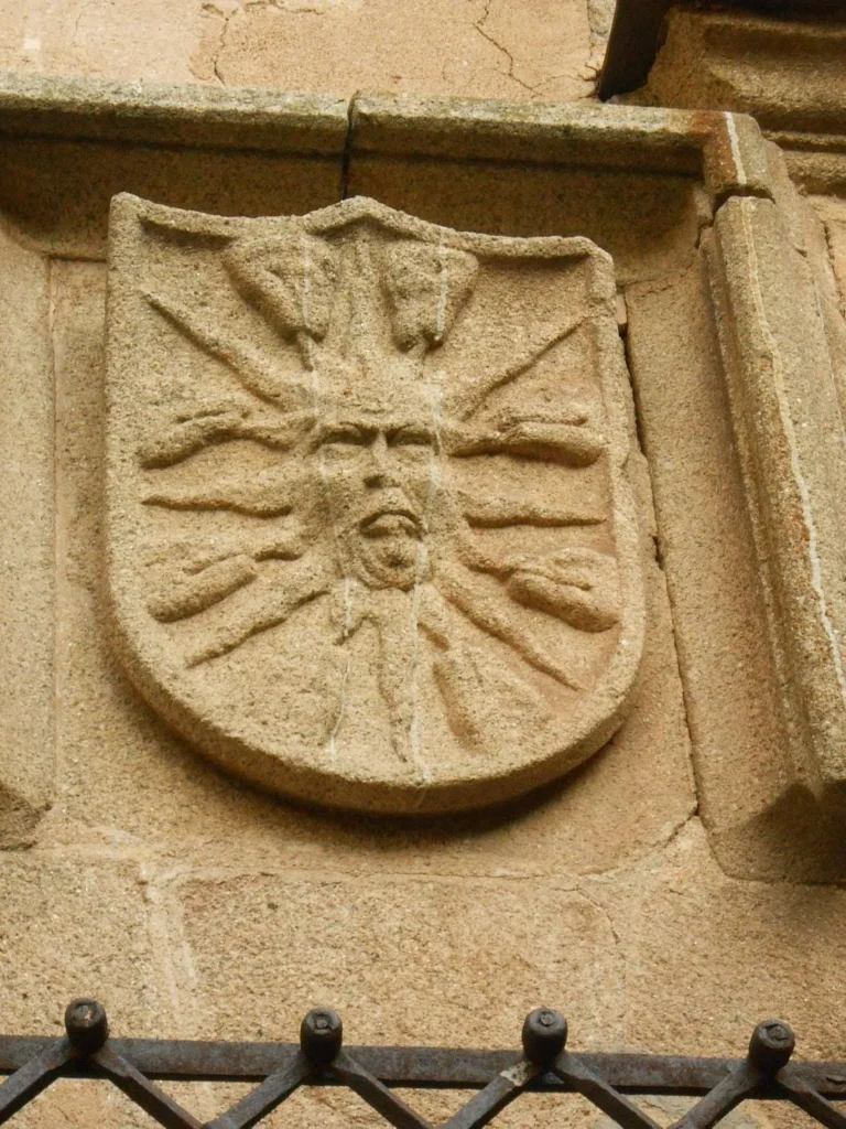 escudo de armas de casa de sol en caceres