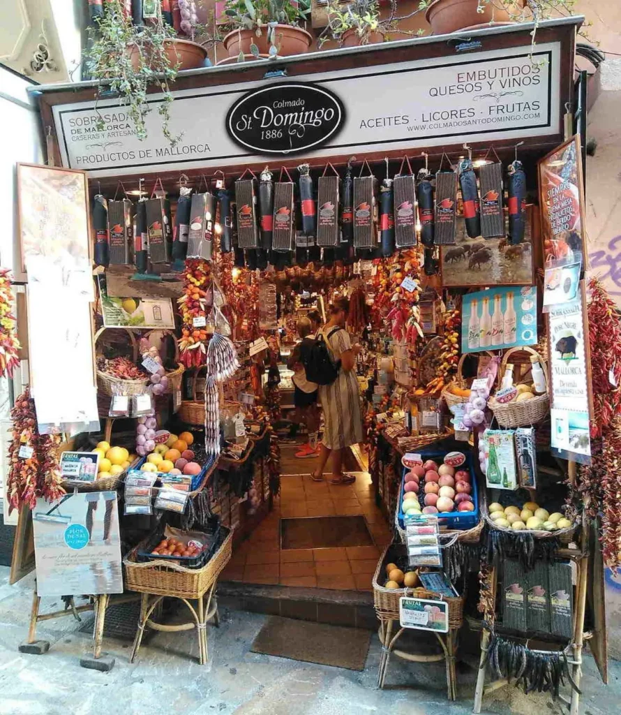 Fachada del colmado santo domingo en palma de mallorca