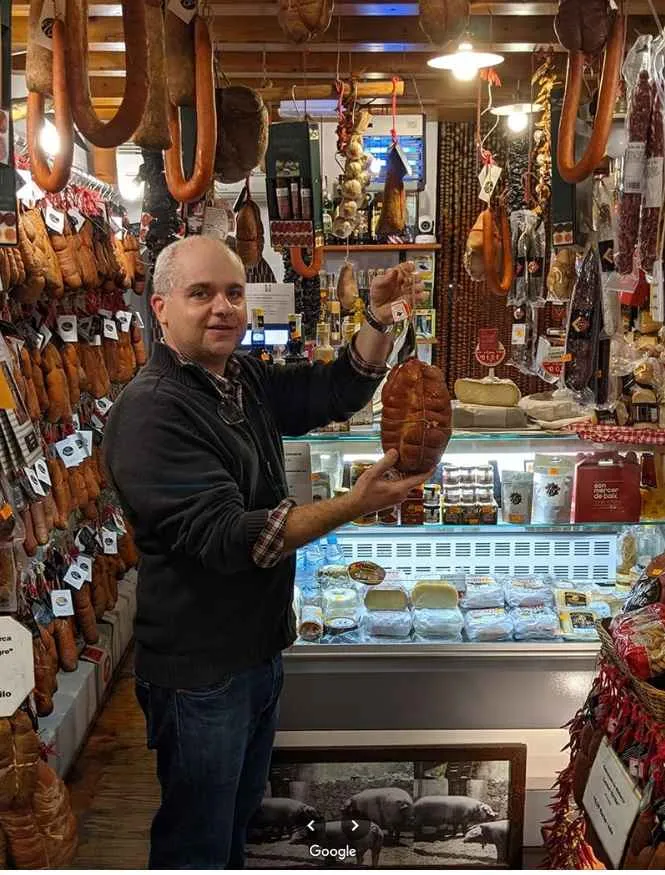 hombre mostrando sabrosada en colmado santo domingo