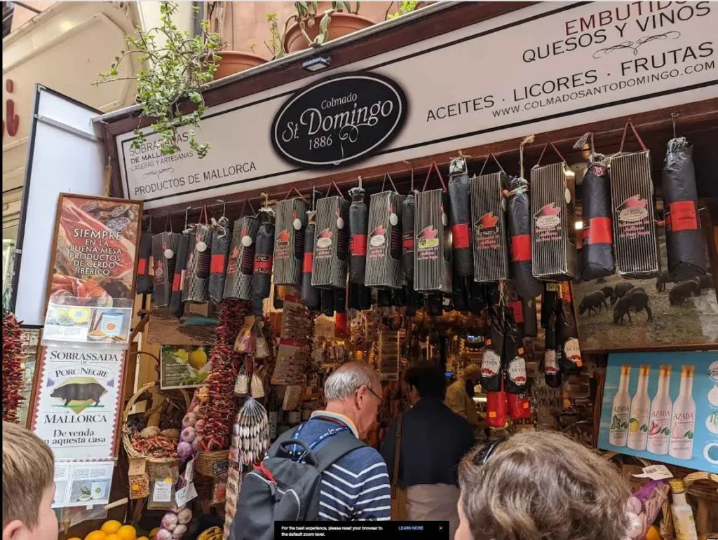 turistas comprando en el colmado santo domingo de palma de mallorca