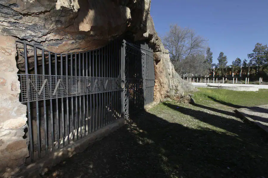 entrada a la cueva de maltravieso