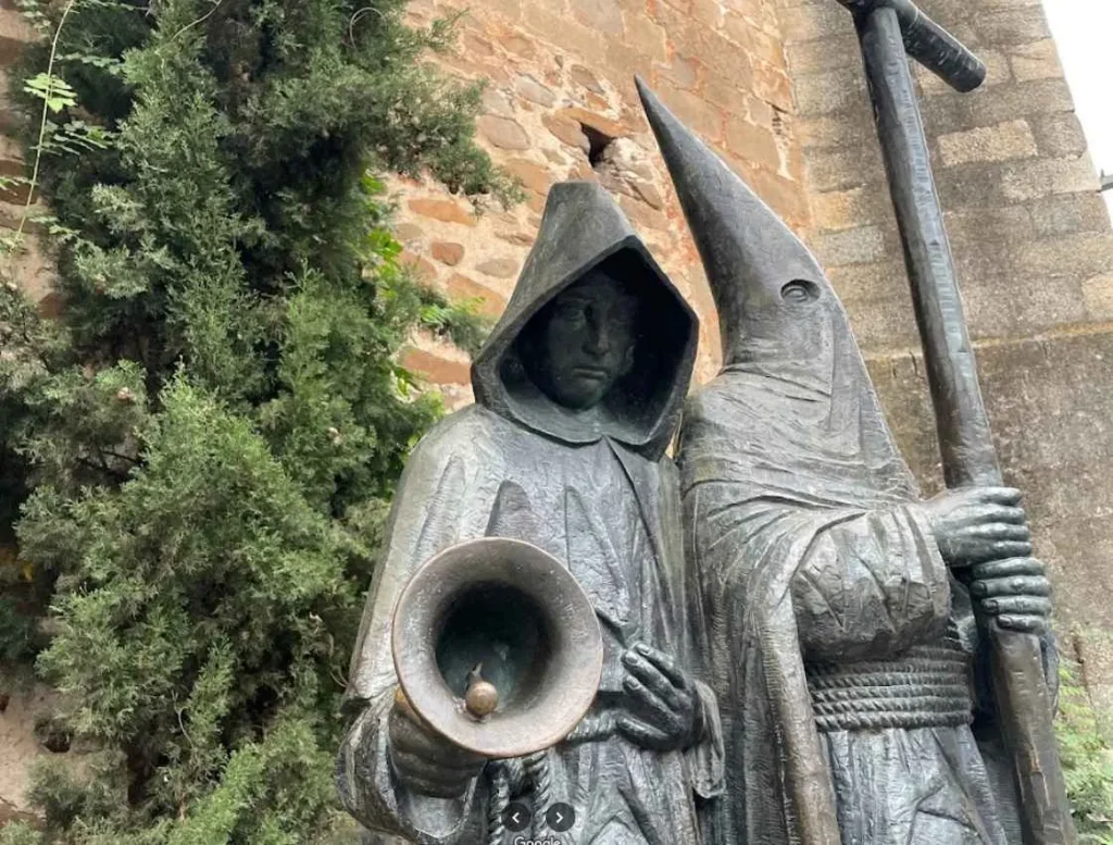 2 cofrades de la semana santa cacereña