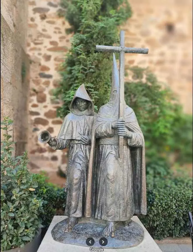 estatua homenaje a la semanasanta de caceres