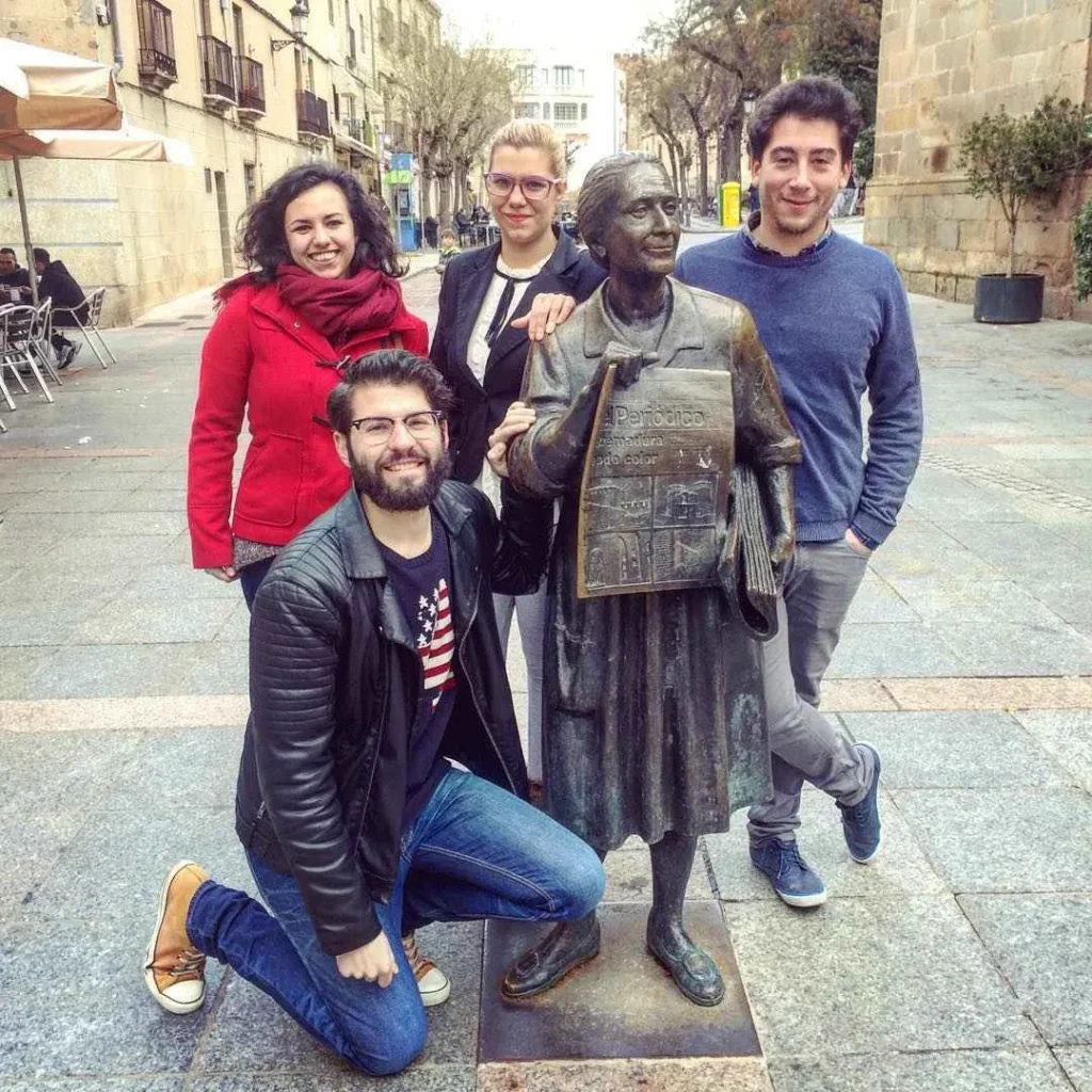 grupo de personas fotografiandose con la estatua de leoncia gomez galan