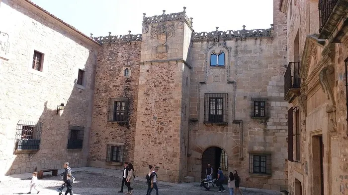 palacio de los golfines fachada principal