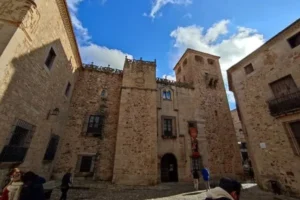 palacio de los golfines de abajo