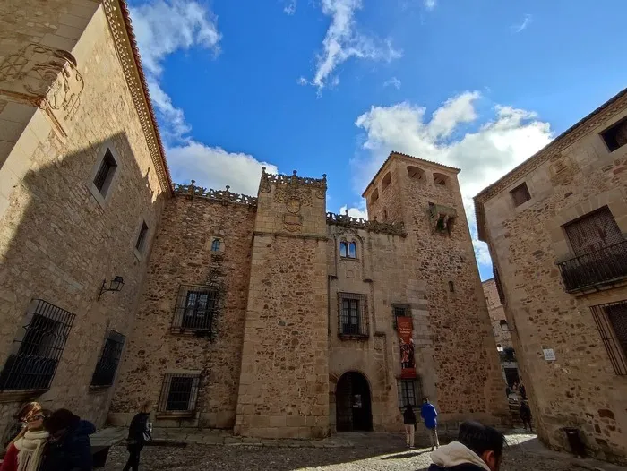 palacio de los golfines de abajo caceres
