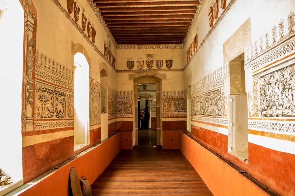 sala de armas del palacio de los golfines en caceres