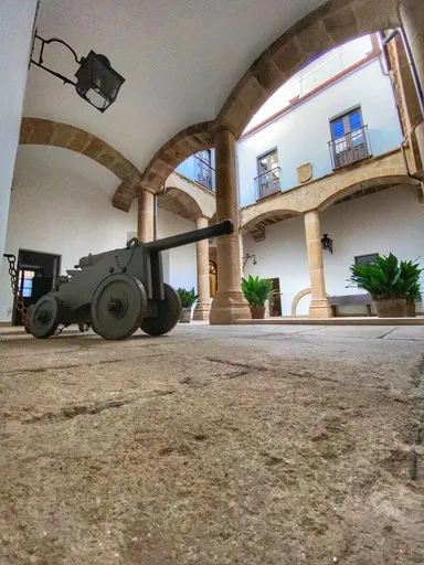 cañon en el patio del palacio de los golfines